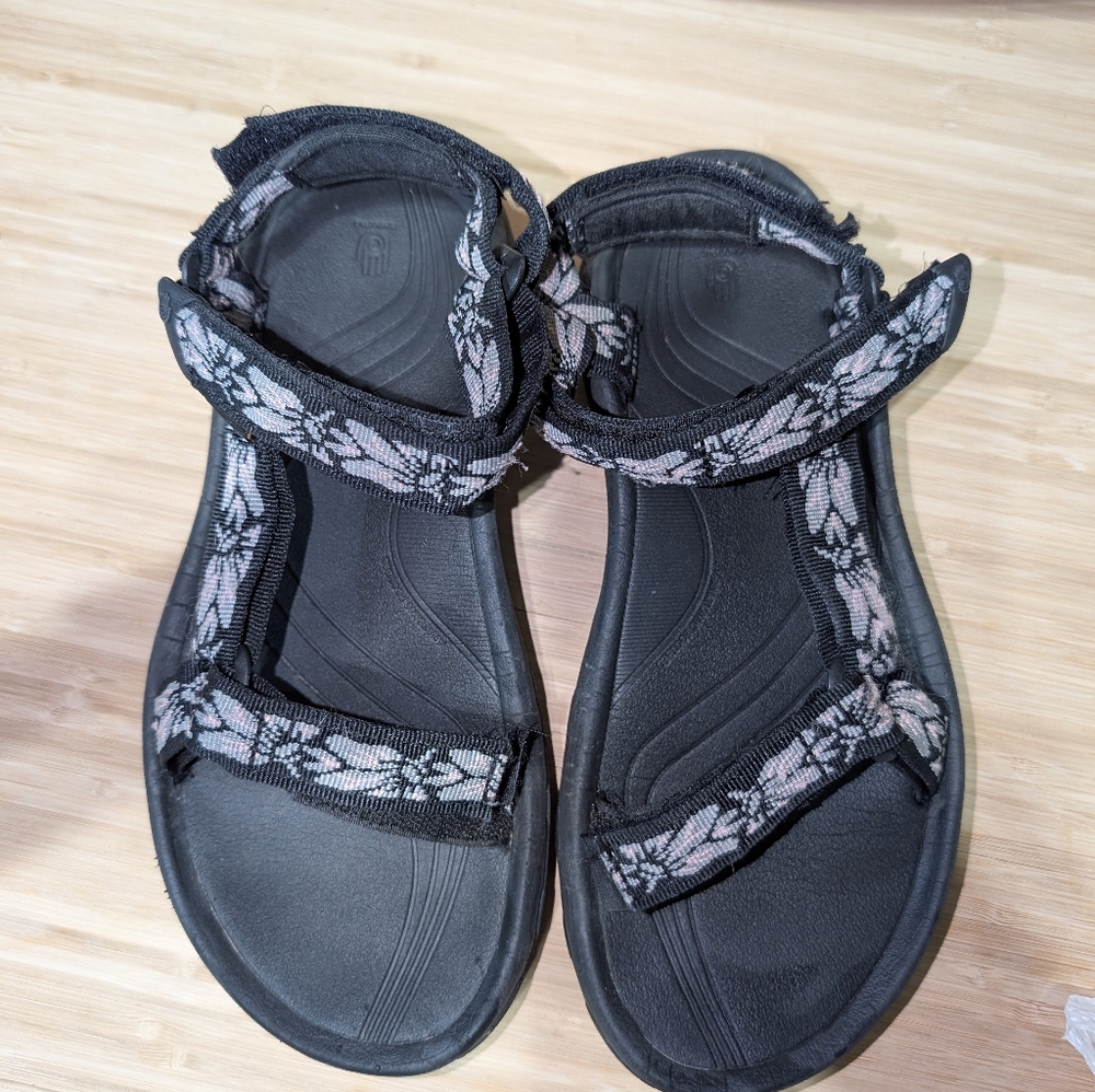 Teva Flower Print Sandals.  Woman’s 8